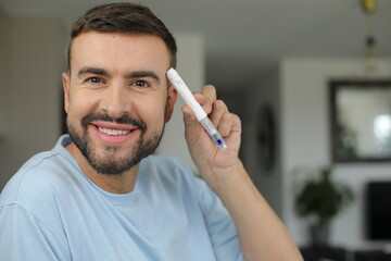Man holding an insulin pen 