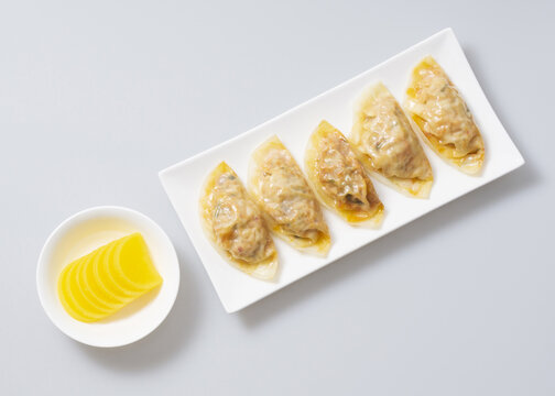5,찐만두,김치만두,접시,단무지,슬라이스