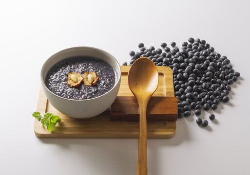 콩,죽,대추,잣,그릇,나무숟가락,애플민트,나무쟁반,날것,서리태