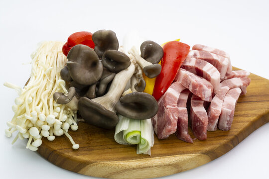 날것,팽이버섯,파,파프리카,돼지고기,나무도마