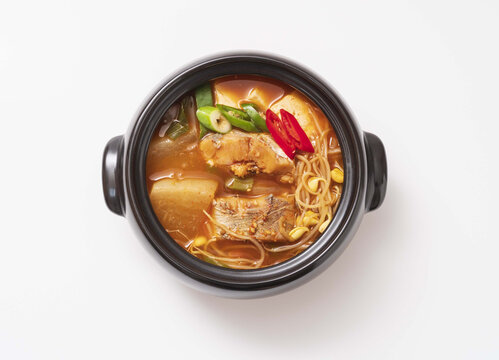 동태탕,동태,두부,콩나물,무,청고추,홍고추,대파,뚝배기