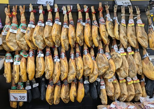 Grupo de jamones serranos colgados en expositor de supermercado Supeco de Madrid, Espa&ntilde;a, 26 de febrero de 2026