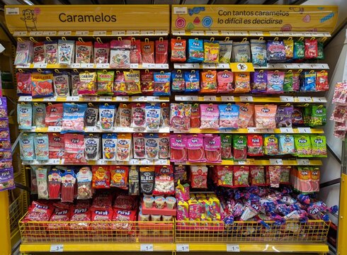 Coloridos paquetes de caramelos, dulces y golosinas en expositor de supermercado Supeco de Madrid, Espa&ntilde;a, 26 de febrero de 2026