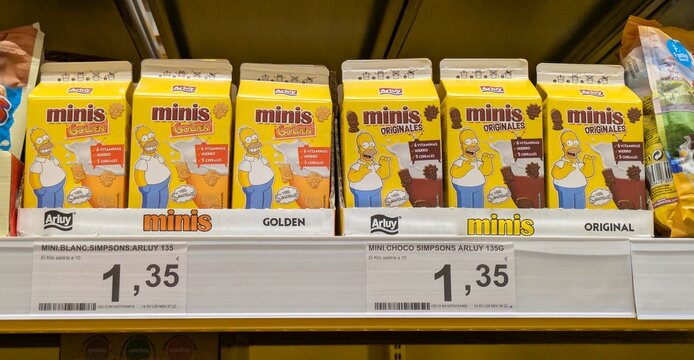 Coloridas cajas de galletas Minis de Arluy con publicidad de The Simpsons en la estanter&iacute;a de supermercado Supeco de Madrid, Espa&ntilde;a, 26 de febrero de 2026