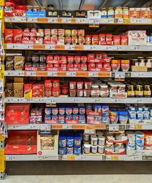 Coloridos tarros de cristal de crema de chocolate Nocilla y Nutella en estanter&iacute;a de supermercado Supeco de Madrid, Espa&ntilde;a, 26 de febrero de 2026