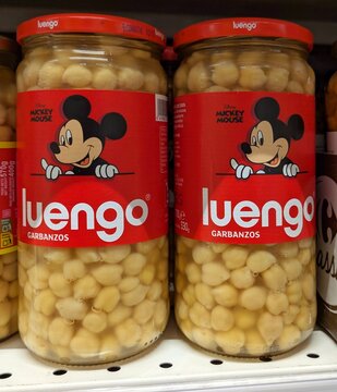 Garbanzos en frascos de cristal con Mickey Mouse Disney en estanter&iacute;a de supermercado Supeco de Madrid, Espa&ntilde;a, 26 de febrero de 2026