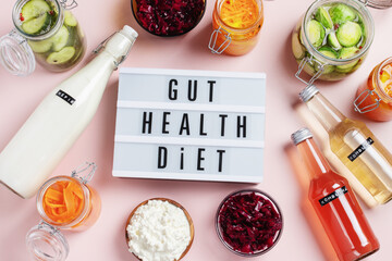 Obraz premium Flatlay of fermented foods and drinks, Gut Health Diet. Kombucha, kefir, pickled vegetables background