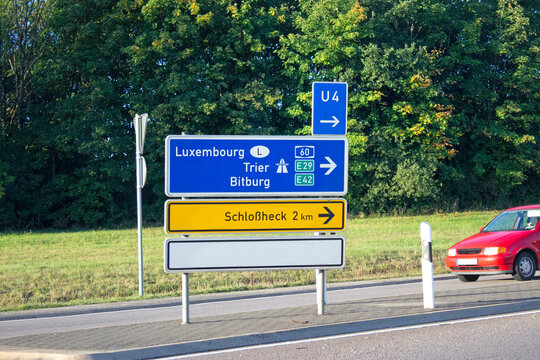 Verkehrstafel in Pronsfeld, vor dem Ort Schlo&szlig;heck in Richtung Trier.