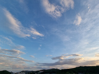 Obraz premium cloud and vanilla sky background with dark mountain silhouette