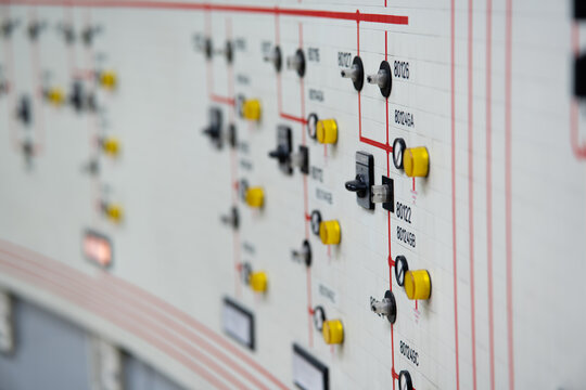 Wide view of a power control board with single line diagram and status points, showing electrical distribution, grid supervision, and industrial utility management.