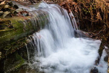 Wodospad na górskim strumieniu w wiosennym lesie © kubikactive