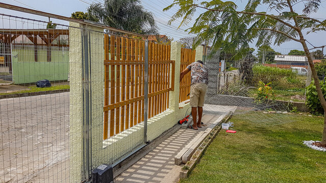 manuten&ccedil;&atilde;o em muro de madeira