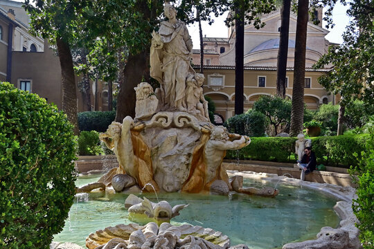Roma, il giardino e la fontana di Palazzo Venezia, Lazio, Italia
