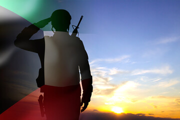 Obraz premium Silhouette of soldier with Kuwait flag against the sunset. National Holidays concept