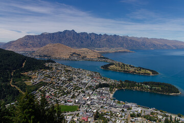 Obraz premium Panoramic Aerial View of Queenstown, New Zealand, with Lake Wakatipu and The Remarkables Mountains