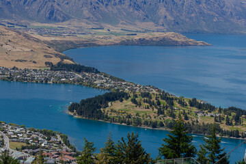 Fototapeta premium Panoramic Aerial View of Queenstown Town and Lake Wakatipu Surrounded by Mountains in New Zealand