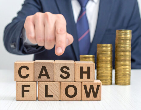 Cash Flow - Geschäftsmann zeigt auf das Wort "Cash Flow"