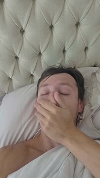 homem acordando com insonia e sono 