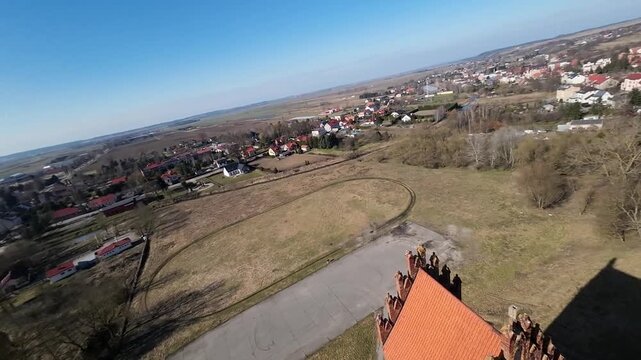 Gniew - Polska - zamek w Gniewie nagrany dronem fpv, stare miasto, rynek, kamienice