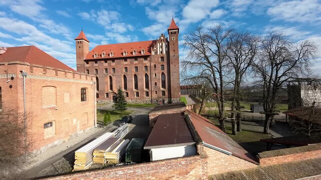 Gniew - Polska - zamek w Gniewie nagrany dronem fpv, stare miasto, rynek, kamienice