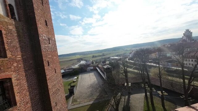 Gniew - Polska - zamek w Gniewie nagrany dronem fpv, stare miasto, rynek, kamienice