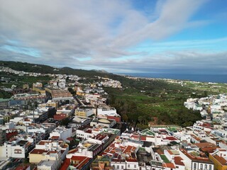 Arucas - Gran Canaria - Wyspy Kanaryjskie - Hiszpania - miasto w górach z piękną katedra, zdjęcie wykonane dronem z powietrza © Konrad