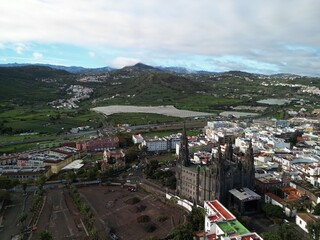 Arucas - Gran Canaria - Wyspy Kanaryjskie - Hiszpania - miasto w górach z piękną katedra, zdjęcie wykonane dronem z powietrza © Konrad