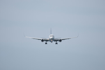 Obraz premium A huge passenger plane is landing in airport of Phuket, Thailand, a bottom view 