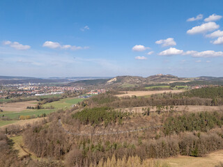 Fototapeta premium Blick in das Saaletal mit Kahla und Leuchtenburg Luftaufnahme