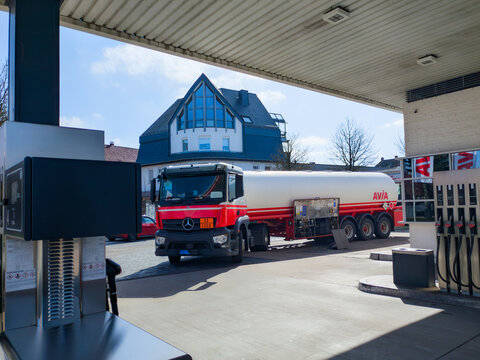 G&uuml;tersloh,Deutschland 01.04.2026: Tankwagen der Firma AVIA an einer Avia Tankstelle bei dem Bef&uuml;llen der Tankanlage