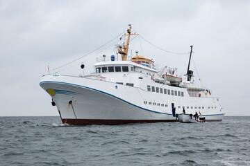 Obraz premium Ferry near the shore of Helgoland Island (Germany)