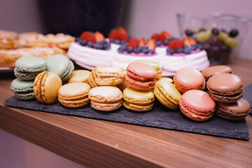 Kolorowe makaroniki na eleganckiej tacy – francuski deser gourmet © Tadeusz