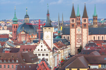 Obraz premium View of Wurzburg city center with cathedral towers, church domes and historic rooftops in Germany.