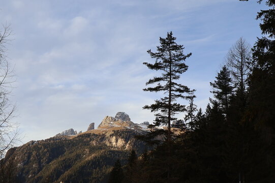 monta&ntilde;as dolomitas. nieve , invierno. la luz que queda a lo alto, 