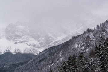 Fototapeta premium Zugspitze in Wolken