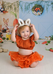 Fototapeta premium Bebê fofa feliz na páscoa com coelhinhos 