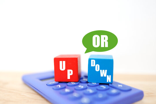 お金の上下イメージ・UPとDOWN・赤と青のブロック・電卓