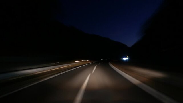 移動映像　高速道路ドライブ（光跡、夜間走行イメージ）タイムラプス