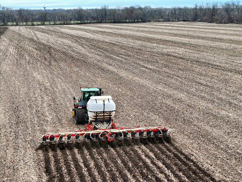 Roscoe, Illinois, April 1, 2026, John Deere 9560RT tracked tractor pulling a Kuhn Gladiator 1205 strip-tilling and fertilizing for spring planting.