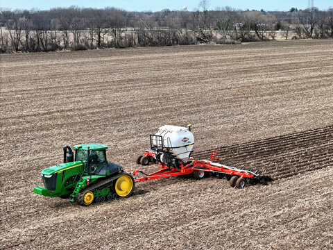 Roscoe, Illinois, April 1, 2026, John Deere 9560RT tracked tractor pulling a Kuhn Gladiator 1205 strip-tilling and fertilizing for spring planting.