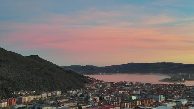 Vista a&eacute;rea cinematogr&aacute;fica de la bah&iacute;a de Santo&ntilde;a y las salinas al atardecer en el norte de Espa&ntilde;a