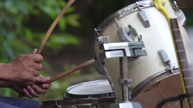 ドラムの演奏をする男性