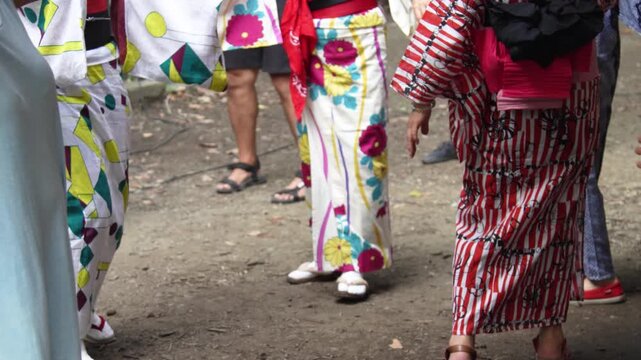 盆踊りをする様子