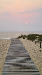 Obraz premium Magnifique coucher de soleil rouge vu depuis le haut de la dune un soir d'été (presqu'île du Cap Ferret)