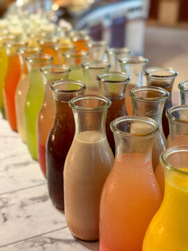 Garrafas con diferentes jugos de sabores