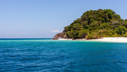 Naklejka premium Ko Chuku Islet in Tarutao National Marine Park. Tropical greenery, sandy beach, turquoise sea.