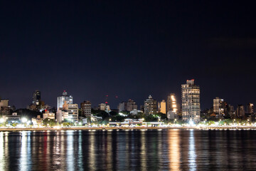 Fototapeta premium ciudad costera noche 