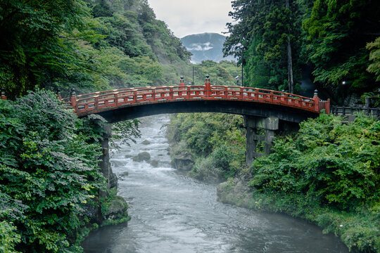 日本の日光の日光二荒山神社の朱塗りの神橋