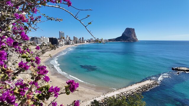 Calpe, Pe&ntilde;on de Ifach, Alicante, playa de Calpe con su impresionante pe&ntilde;on de Ifach