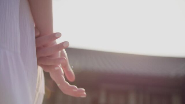 걷는 여성의 손2(슬로우모션+뒷짐+반지+원피스+걷기+산책+햇빛+태양)